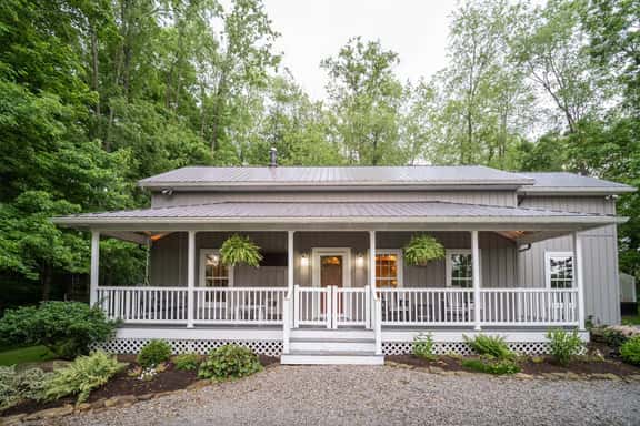 Robin Crest with Hot Tub · 3 BR 2 Bath Sleeps 8, Cozy, Secluded - Image 1