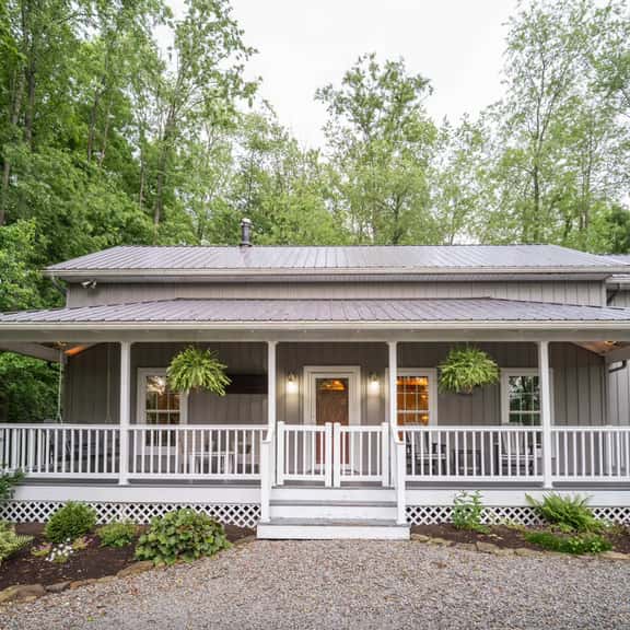 Robin Crest with Hot Tub · 3 BR 2 Bath Sleeps 8, Cozy, Secluded - Image 1