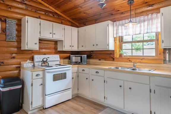 Maple Leaf Cabin - Image 5